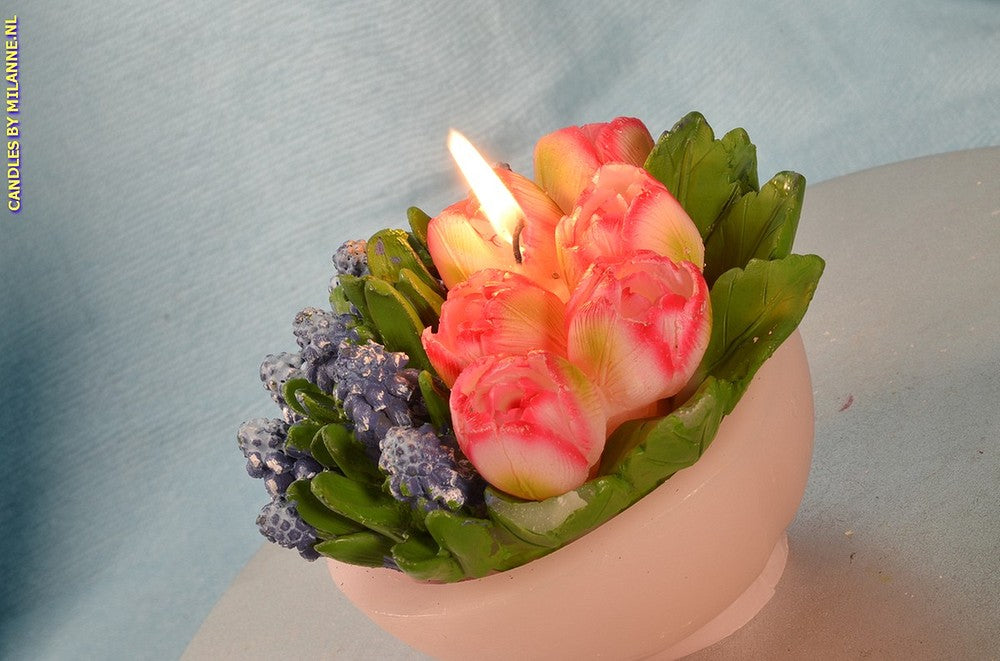 Bloemenkaars Blauwe druifjes met Roze tulpen - 11x9 cm
