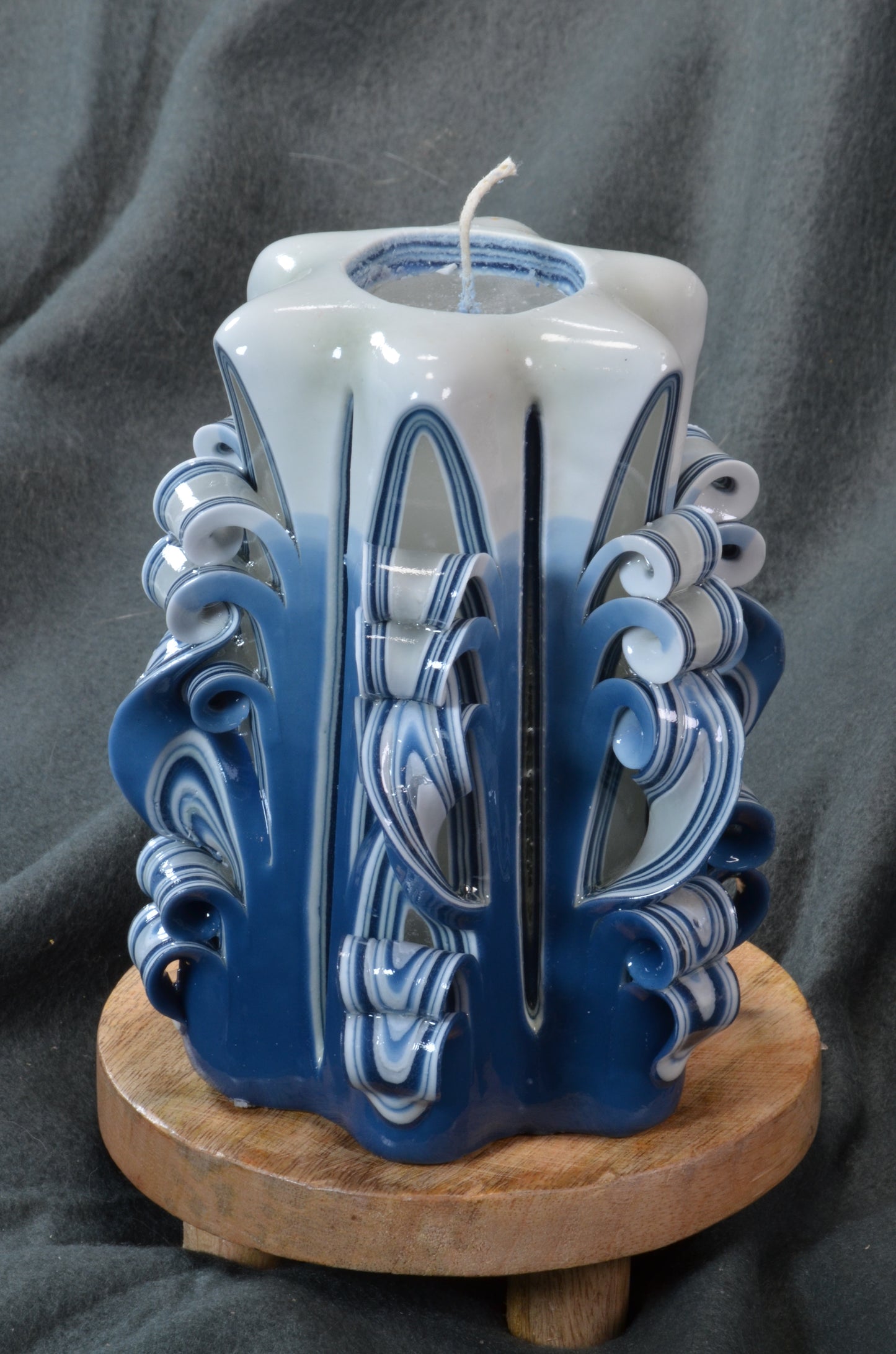 Collectie 2025: Exclusieve Gesneden Kaars, Hoogte: 16 cm, Breedte: 11 cm - s/n: 51704