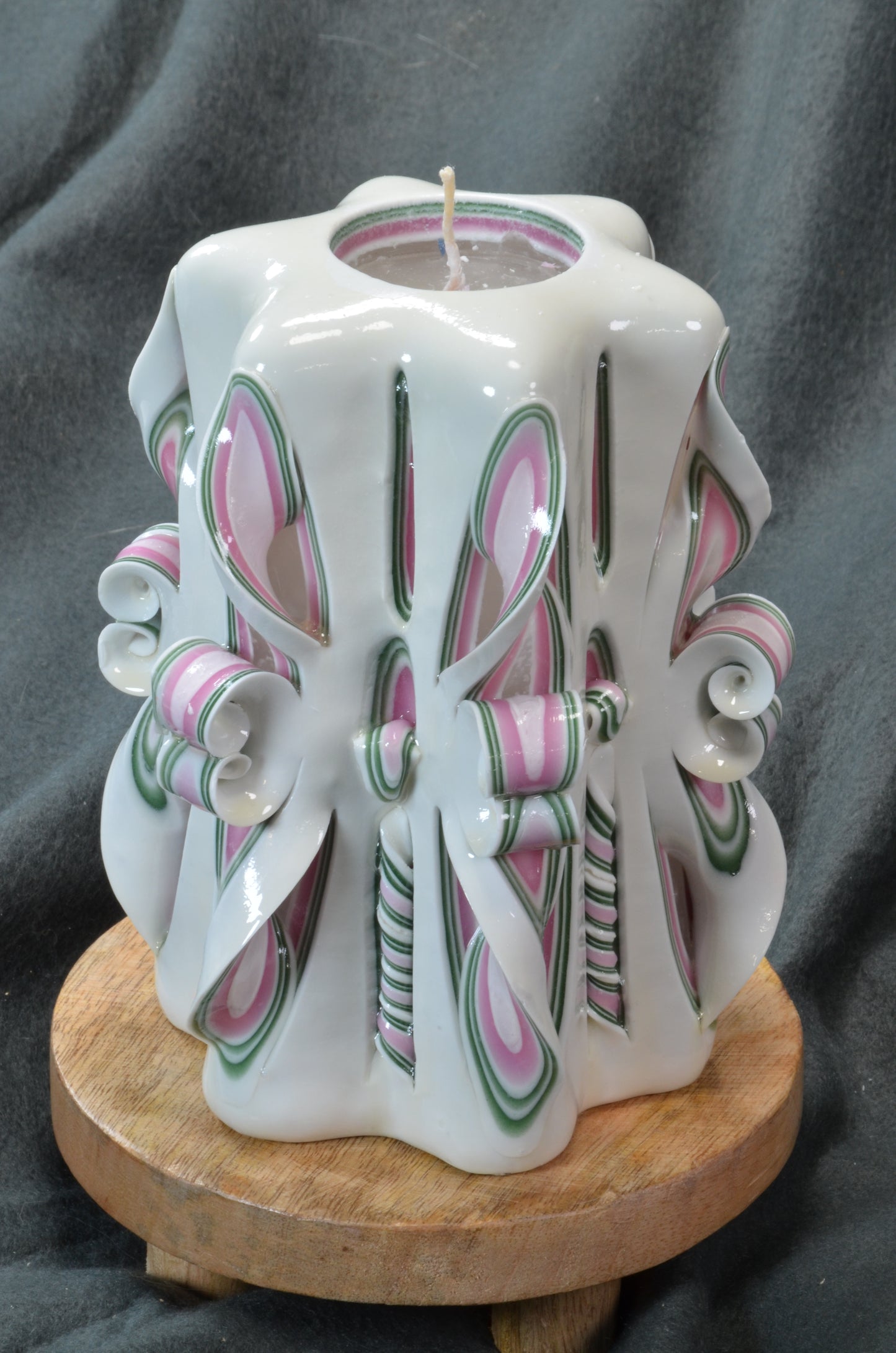 Collectie 2025: Exclusieve Gesneden Kaars, Hoogte: 16 cm, Breedte: 11 cm - s/n: 51713