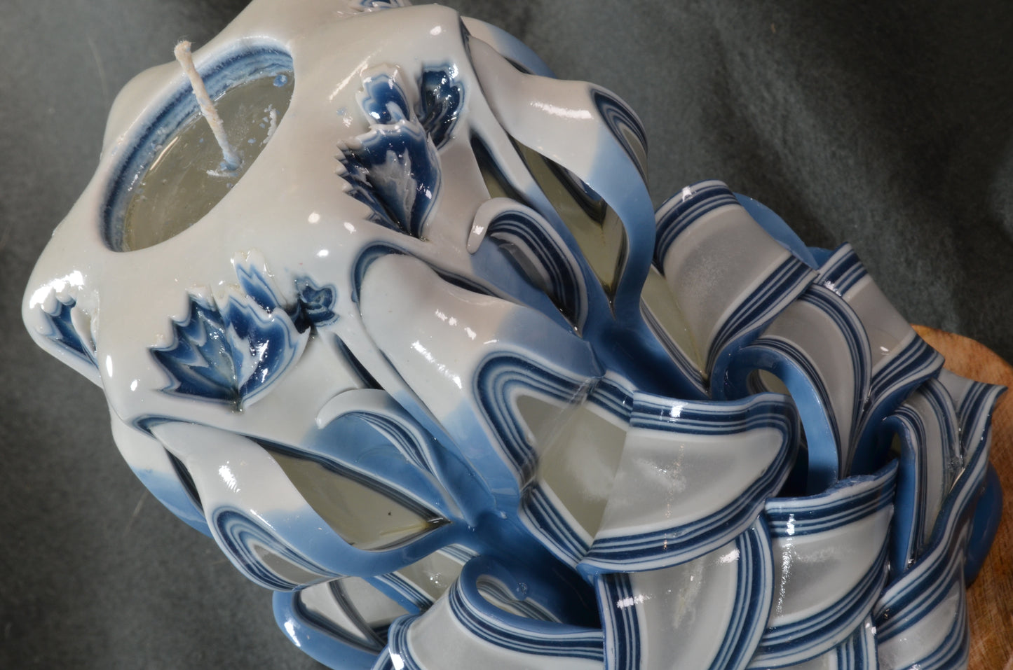 Collectie 2025: Exclusieve Gesneden Kaars, Hoogte: 16 cm, Breedte: 11 cm - s/n: 51717