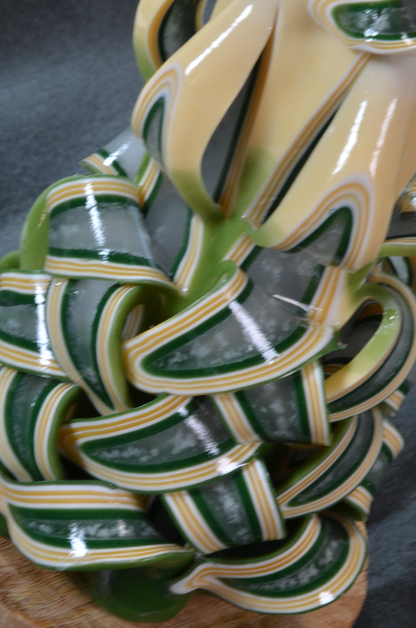 Collectie 2025: Exclusieve Gesneden Kaars, Hoogte: 23 cm, Breedte: 11 cm - s/n: 51003