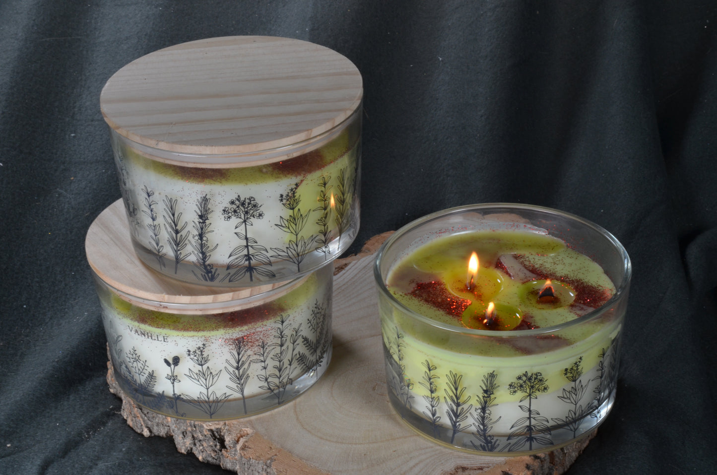 Designkaars in glas met 3 houten Pitten, Metallic Rood afgewerkt - 13x13 cm Hoogte: 8 cm