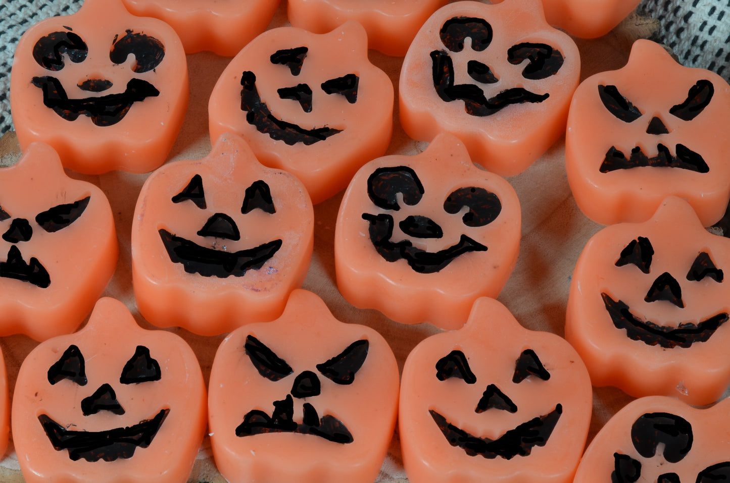 Halloween Special: Set van 6 stuks Halloween Pompoen kaarsen met gezicht. + gratis Halloween Spin