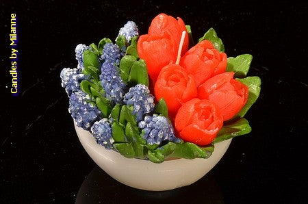 Bloemenkaars Blauwe druifjes met rode Tulpen - 11x9 cm