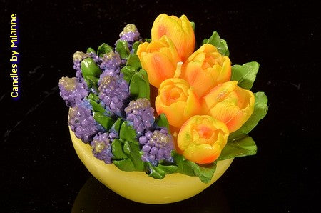 Bloemenkaars Blauwe druifjes met Gele tulpen - 11x9 cm
