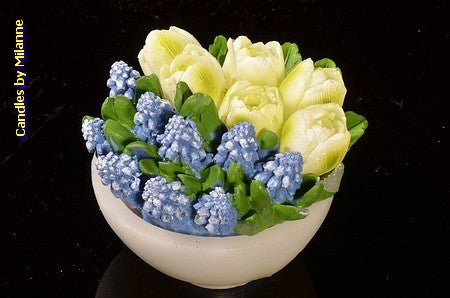 Bloemenkaars Blauwe druifjes met witte tulpen - 11x9 cm