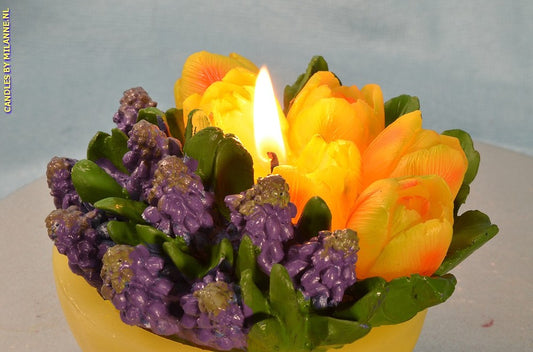 Bloemenkaars Blauwe druifjes met Gele tulpen - 11x9 cm