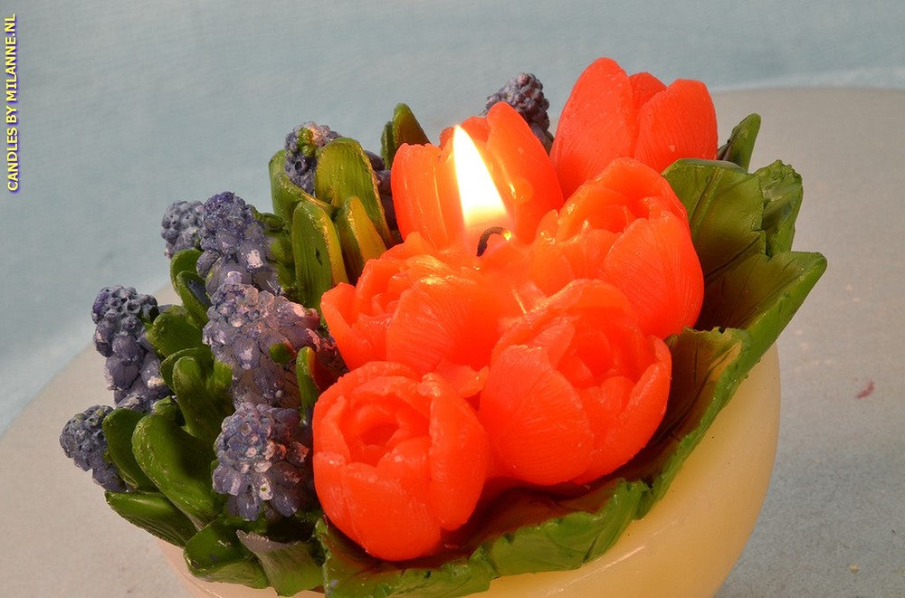 Bloemenkaars Blauwe druifjes met rode Tulpen - 11x9 cm
