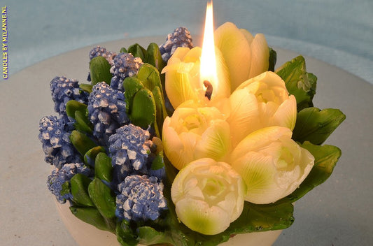 Bloemenkaars Blauwe druifjes met witte tulpen - 11x9 cm