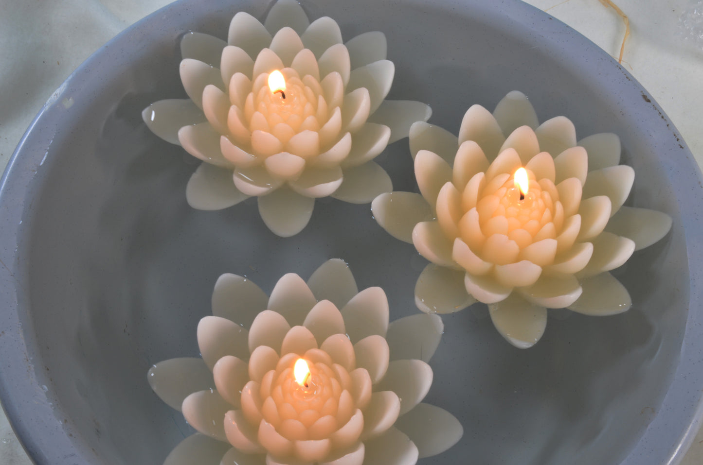Candles by Milanne, kingsize DRIJFKAARS in de vorm van een LELIE 13x13 cm, H: 5 cm, 2 STUKS - BEKIJK VIDEO
