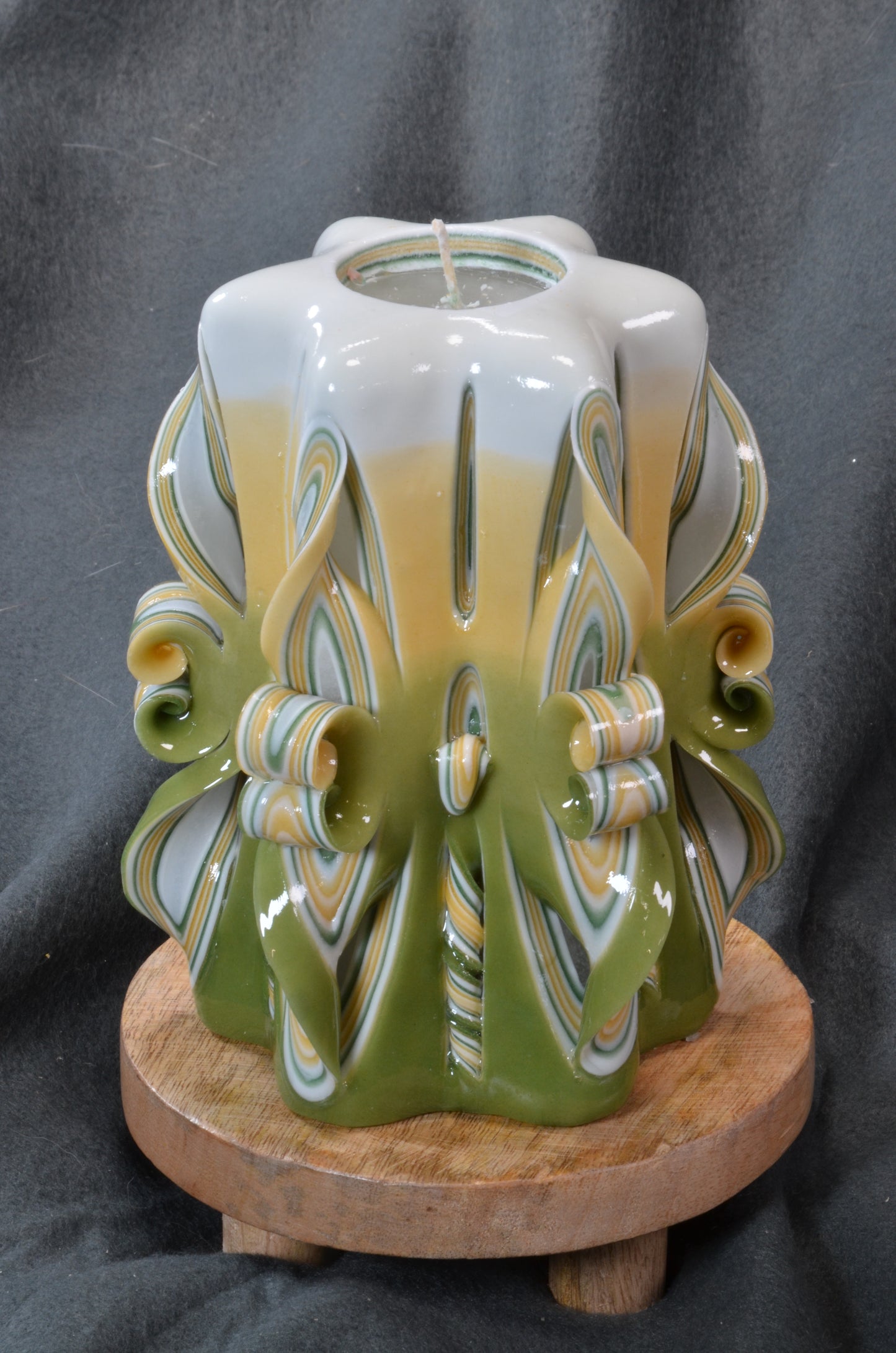 Collectie 2025:  Exclusieve Gesneden Kaars, Hoogte: 16 cm, Breedte: 11 cm - s/n: 51700