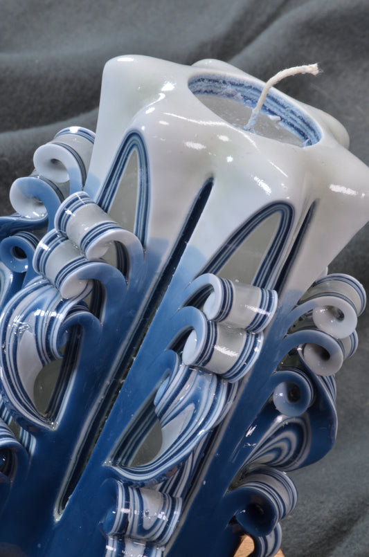 Collectie 2025:  Exclusieve Gesneden Kaars, Hoogte: 16 cm, Breedte: 11 cm - s/n: 51704