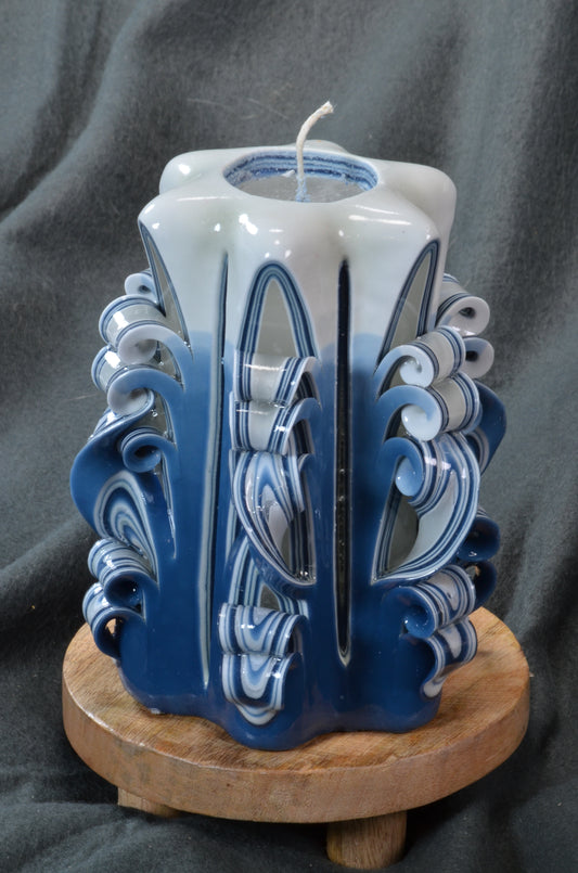 Collectie 2025:  Exclusieve Gesneden Kaars, Hoogte: 16 cm, Breedte: 11 cm - s/n: 51704