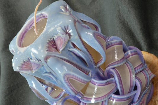 Collectie 2025:  Exclusieve Gesneden Kaars, Hoogte: 16 cm, Breedte: 11 cm - s/n: 51709