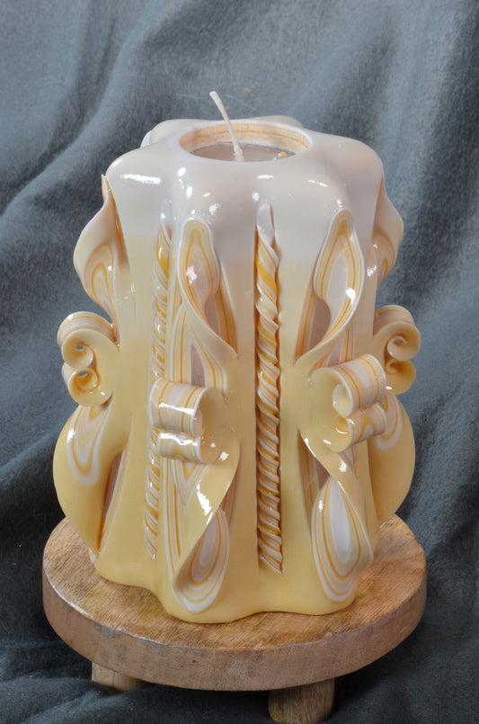 Collectie 2025:  Exclusieve Gesneden Kaars, Hoogte: 16 cm, Breedte: 11 cm - s/n: 51716