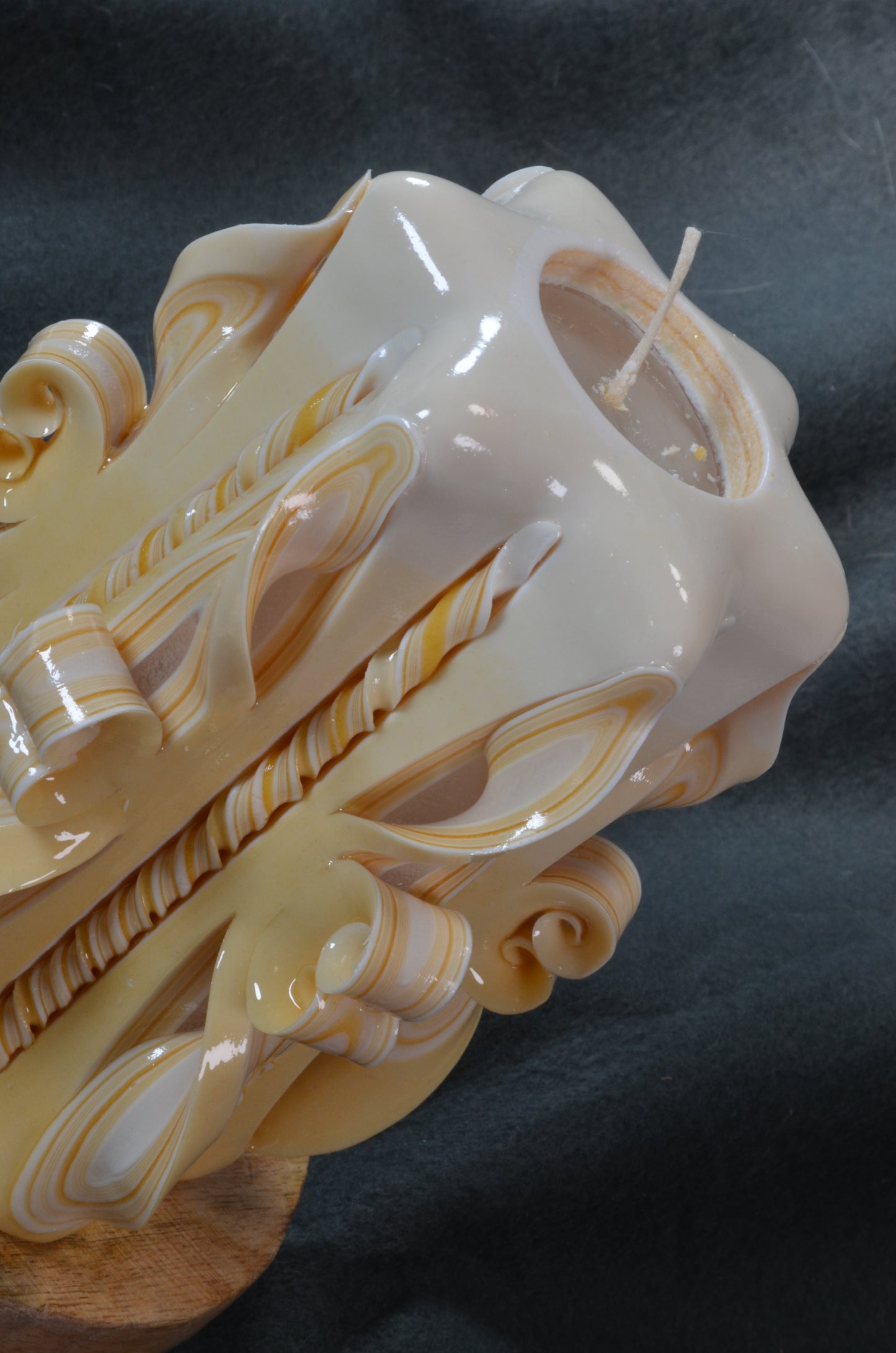 Collectie 2025:  Exclusieve Gesneden Kaars, Hoogte: 16 cm, Breedte: 11 cm - s/n: 51716