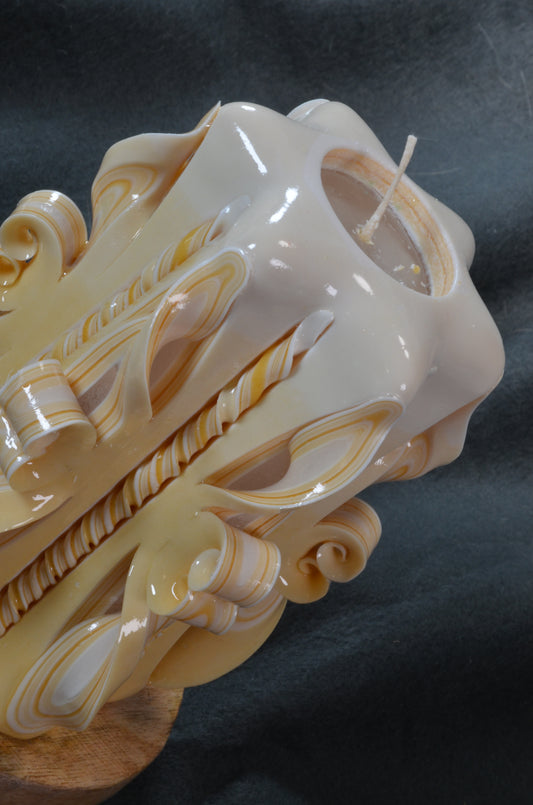 Collectie 2025:  Exclusieve Gesneden Kaars, Hoogte: 16 cm, Breedte: 11 cm - s/n: 51716