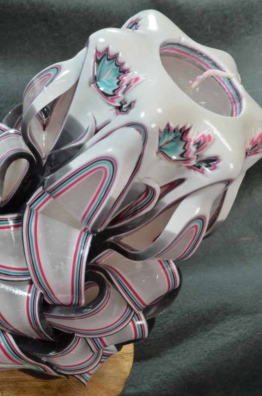 Collectie 2025:  Exclusieve Gesneden Kaars, Hoogte: 16 cm, Breedte: 11 cm - s/n: 50259