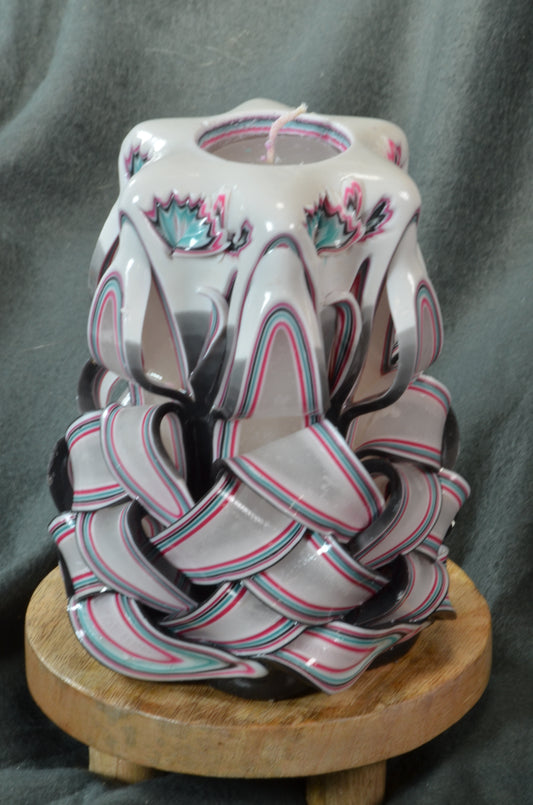 Collectie 2025:  Exclusieve Gesneden Kaars, Hoogte: 16 cm, Breedte: 11 cm - s/n: 51532