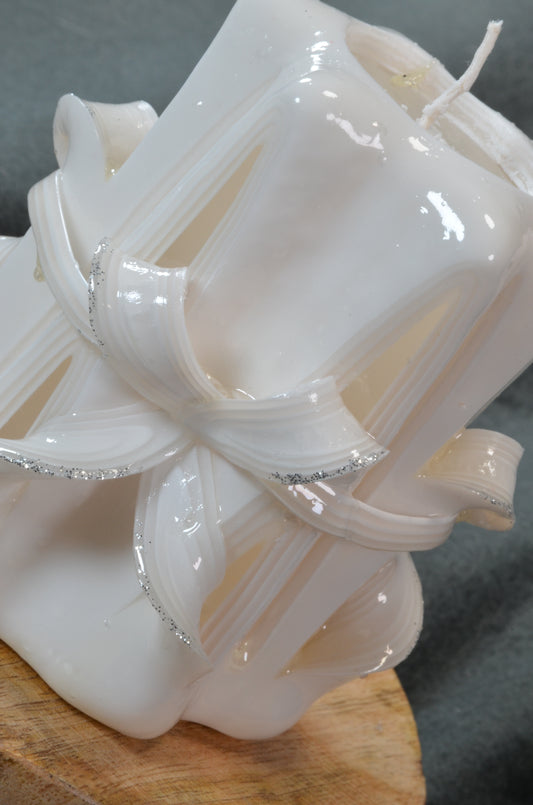 Collectie 2025:  Exclusieve Gesneden Kaars, Hoogte: 11 cm, Breedte: 10 cm - s/n: 51819