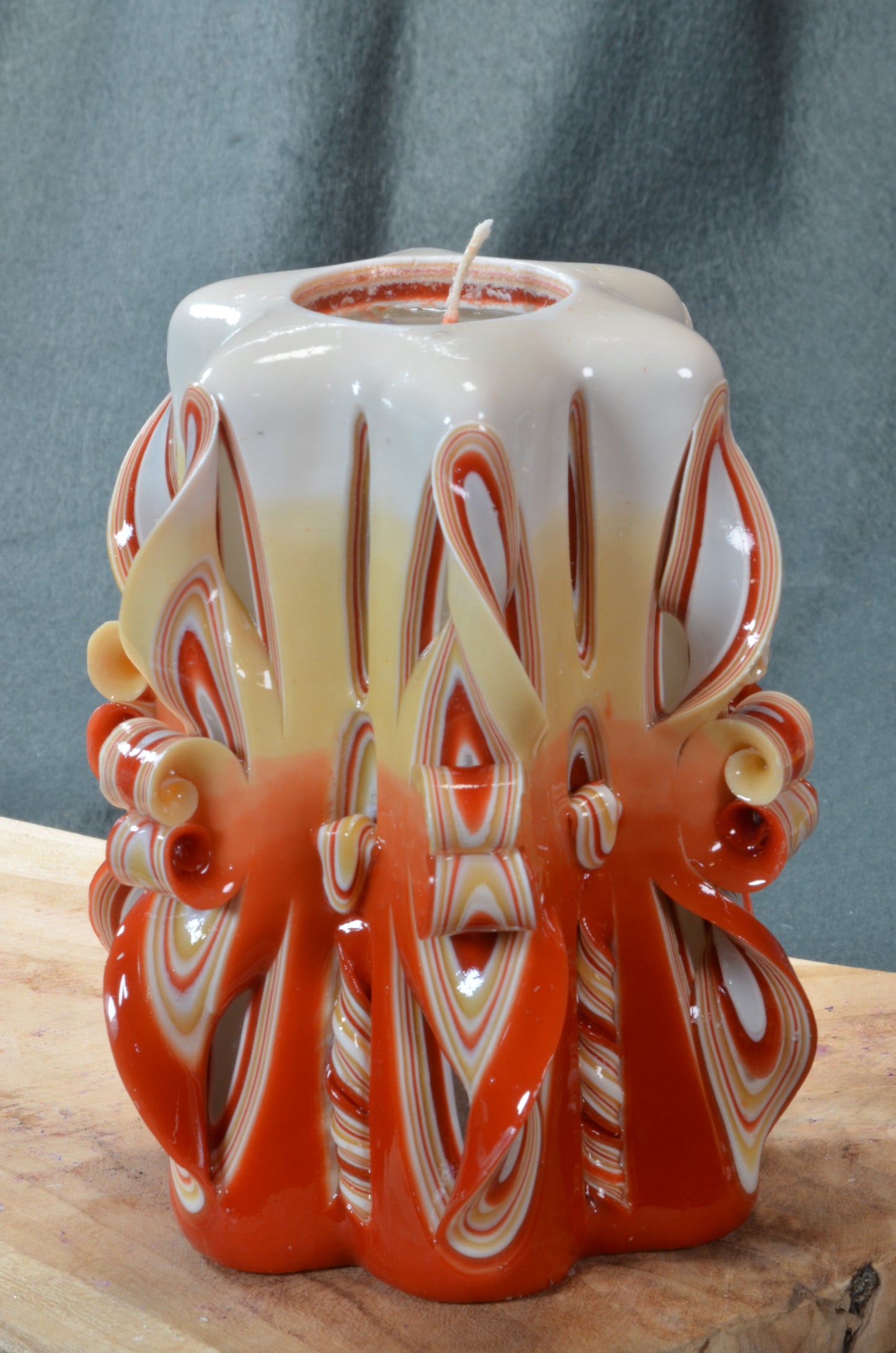 Collectie 2025:  Exclusieve Gesneden Kaars, Hoogte: 16 cm, Breedte: 11 cm - s/n: 51099